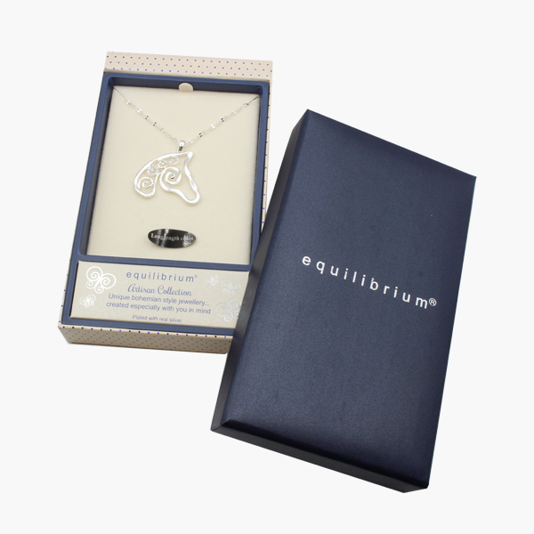 Kette mit Anhänger Pferd mit Glitzersteinchen “Artisan Collection” silberfarben in der Geschenkbox – Bild 2