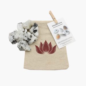 Dekosteine Mondstein im Leinenbeutel mit Lotusblume 300-350g