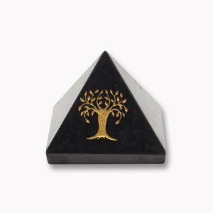 Shungit Pyramide mit Lebensbaum Goldgravur