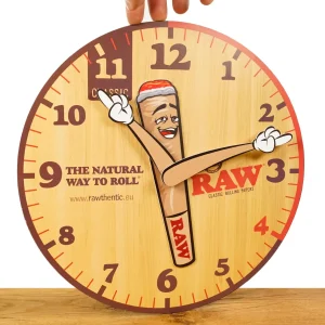 RAW Cone Wanduhr aus Holz