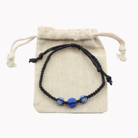 Armband geflochten mit Shamballa Perlen im Leinenbeutel Glitzer mit 3 Perlen hellblau / royalblau – Bild 2