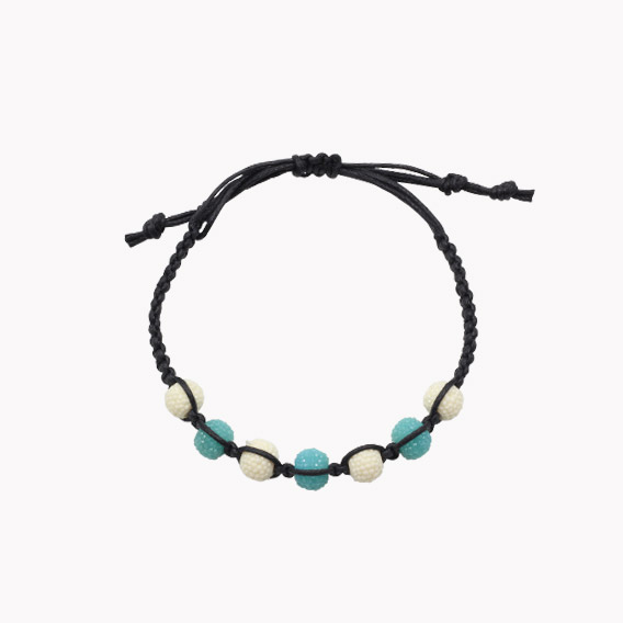 Armband geflochten mit Shamballa Perlen im Leinenbeutel mit 7 Perlen blau / weiß