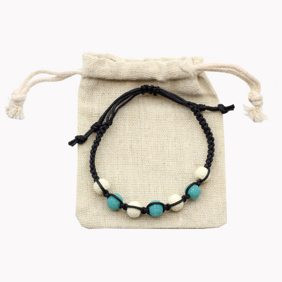 Armband geflochten mit Shamballa Perlen im Leinenbeutel mit 7 Perlen blau / weiß – Bild 2