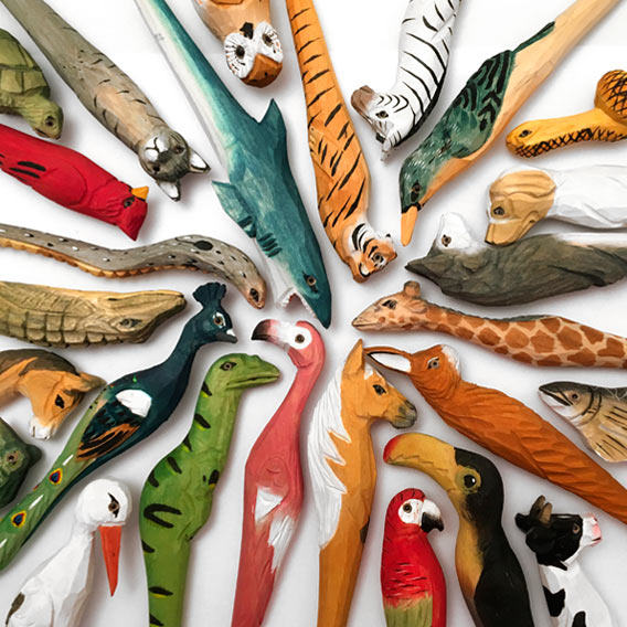 Tierkopfstift Pfau handgeschnitzt und -bemalt – Bild 2